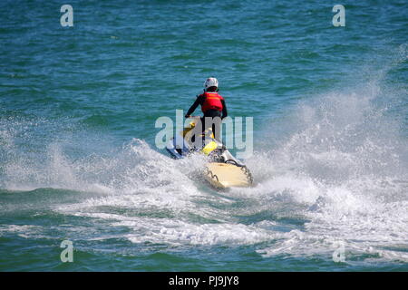 Ein rnli Rettungsschwimmer bewachen den Strand auf einem Jet Ski an der Bournemouth Air Festival 2018, Bournemouth, Großbritannien Stockfoto