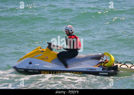 Ein rnli Rettungsschwimmer bewachen den Strand auf einem Jet Ski an der Bournemouth Air Festival 2018, Bournemouth, Großbritannien Stockfoto