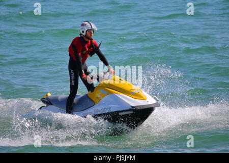 Ein rnli Rettungsschwimmer bewachen den Strand auf einem Jet Ski an der Bournemouth Air Festival 2018, Bournemouth, Großbritannien Stockfoto