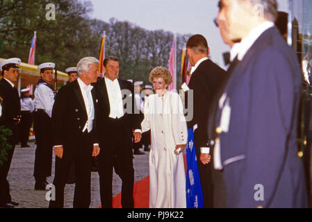 Bundespräsidenten Richard von Weizsäcker (links) begrüßt US-Präsident Ronald Reagan und Ehefrau Nancy beim 206 in Bonn, Deutschland 1985. Bundespraesident Richard von Weizsaecker (links) begrüßt der amerikanische Präsident Ronald Reagan und seine Frau Nancy am Besuch in Bonn, Deutschland, 1985. Stockfoto