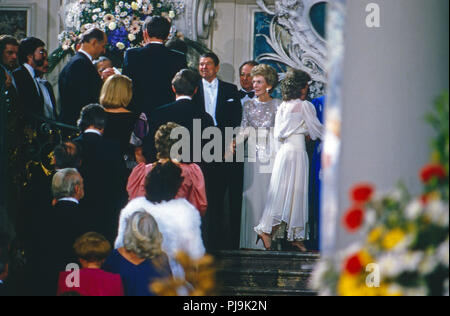 US-Präsident Ronald Reagan und Ehefrau Nancy begrüßen die Ehrengäste beim Abendempfang in Bonn, Deutschland 1985. US-Präsident Ronald Reagan und seine Frau Nancy begrüßte die Ehrengäste bei der abendlichen Gala in Bonn, Deutschland, 1985. Stockfoto