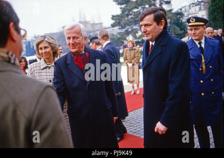 Königin Sofia von Spanien und Bundespräsidenten Richard von Weizsäcker beim 206 in Bonn, Deutschland 1986. Königin Sofia von Spanien und Bundespraesident Richard von Weizsaecker bei dem Besuch in Bonn, Deutschland, 1986. Stockfoto