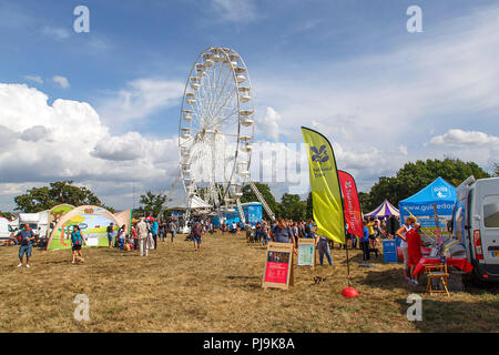 Bristol, UK: August 09, 2018: Touristen an der Bristol International Balloon Fiesta - die jährliche Veranstaltung ist Europas größtes Balloon Festival geworden. Stockfoto