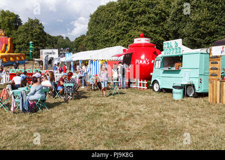 Bristol, UK: August 2018: ein Pimm Kaffee-Pott geformte Werbung und Verkauf des alkoholischen Getränks Pimm's Kunden in einem Sommer Karneval zieht. Stockfoto