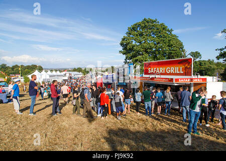 Bristol, UK: August 09, 2018: die Menschen Warteschlange Zugeständnisstandplatz Verkauf heißen Burger und gegrilltes Essen in Bristol International Balloon Fiesta. Stockfoto