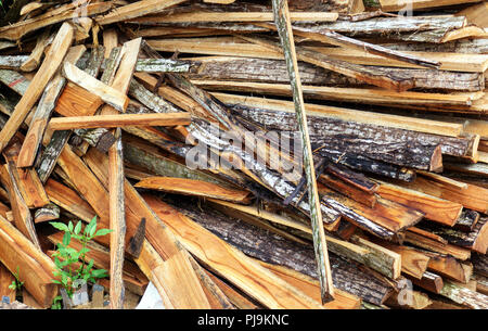 Hintergrund der trockenen Scheitholz meldet sich in einem Haufen Stockfoto