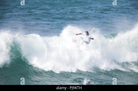 UK Pro männliche Surfer in Aktion Sonnenschein Stockfoto