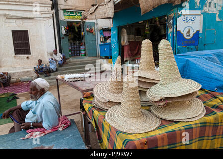 Ein Mann verkauft traditionelles Stroh - Hüte in einem offenen Markt am 8. Mai 2007 in Shibam im Jemen. Stockfoto