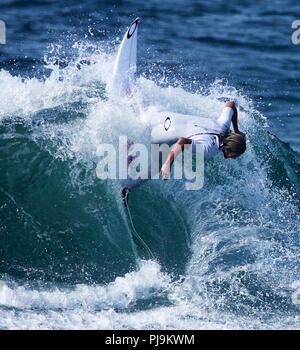 UK Pro männliche Surfer in Aktion Sonnenschein Stockfoto