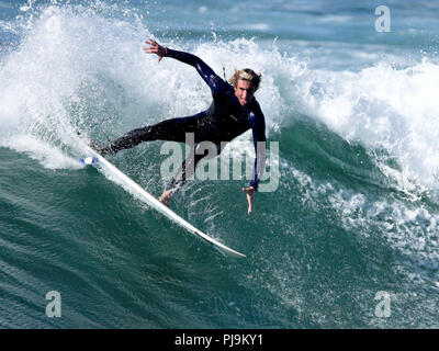 UK Pro männliche Surfer in Aktion Sonnenschein Stockfoto