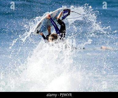 UK Pro männliche Surfer in Aktion Sonnenschein Stockfoto