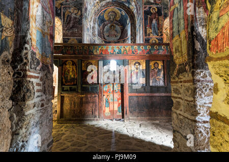 Blick in das Innere der historischen Kirche des Agios Germanos (Saint Germain) am 24. September 2017 in Agios Germanos, Griechenland Stockfoto