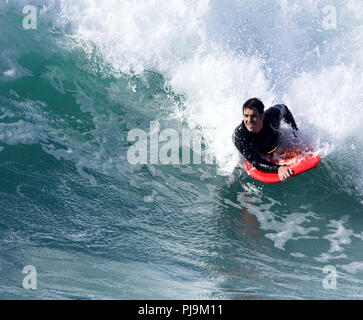 UK Pro männliche Surfer in Aktion Sonnenschein Stockfoto