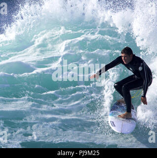 UK Pro männliche Surfer in Aktion Sonnenschein Stockfoto