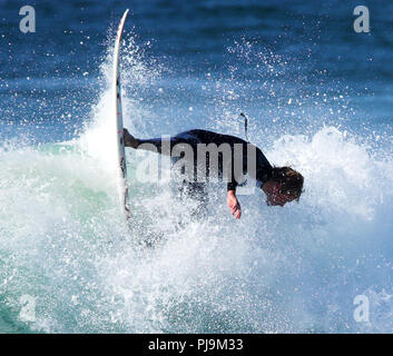 UK Pro männliche Surfer in Aktion Sonnenschein Stockfoto