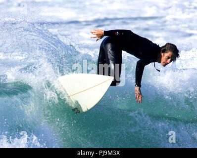 UK Pro männliche Surfer in Aktion Sonnenschein Stockfoto