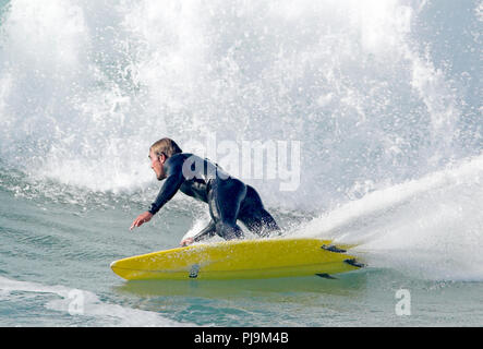 UK Pro männliche Surfer in Aktion Sonnenschein Stockfoto