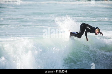 UK Pro männliche Surfer in Aktion Sonnenschein Stockfoto