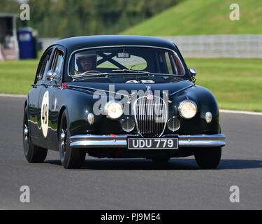 Tom Butterfield, Jaguar Mk1, Jack Fairman Schale, Jaguar XK Herausforderung, Hawthorne Herausforderung, Aston Martin Owners Club Racing, Snetterton, Norfolk, England Stockfoto