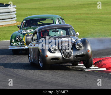 Paul Kennely, Jaguar XK 150 S, Jack Fairman Schale, Jaguar XK Herausforderung, Hawthorne Herausforderung, Aston Martin Owners Club Racing, Snetterton, Norfolk, Englan Stockfoto