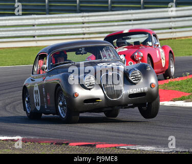 Paul Kennely, Jaguar XK 150 S, Jack Fairman Schale, Jaguar XK Herausforderung, Hawthorne Herausforderung, Aston Martin Owners Club Racing, Snetterton, Norfolk, Englan Stockfoto