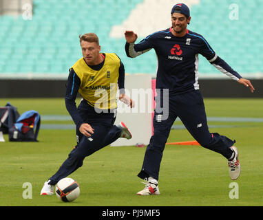 England's Alastair Koch (rechts) und Jos Buttler (links) Während die Netze Sitzung am Kia Oval, London. Stockfoto