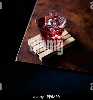 Diplomat Cocktail auf der Ecke der Tabelle in Tumbler mit Eis Stockfoto