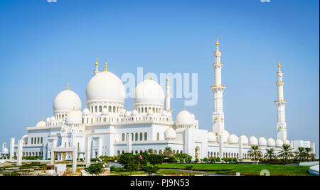 Außenansicht der Sheikh Zayed Moschee in Abu Dhabi, VAE Stockfoto