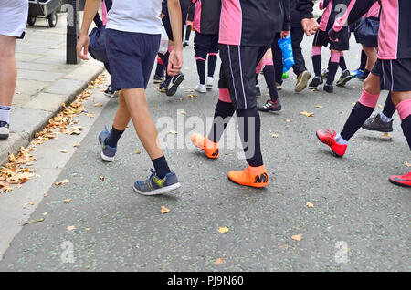 Die Schüler gehen zu einem Sport in Uniform Sport Kit - London, England, UK. Stockfoto
