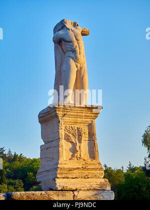 Statue von Riesen und am Eingang zum Odeon des Herodes Agrippa, auf die antike Agora von Athen. Region Attika, Griechenland. Stockfoto