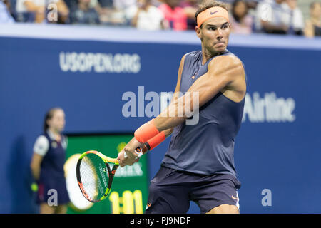 New York, NY - 4. September 2018: Rafael Nadal aus Spanien zurück Kugel während der US Open Viertelfinale 2018 gegen Dominic Thiem Österreichs an USTA Billie Jean King National Tennis Center Stockfoto