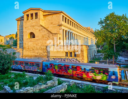 Stoa des Attalos Gebäude an der antiken Agora von Athen. Blick von Adrianou Street. Athen, Attika, Griechenland. Stockfoto