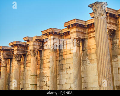 Korinthische Säulen Veranda (propylon) an der Westfassade des Hadrian's Bibliothek, Athen, Attika, Griechenland. Stockfoto