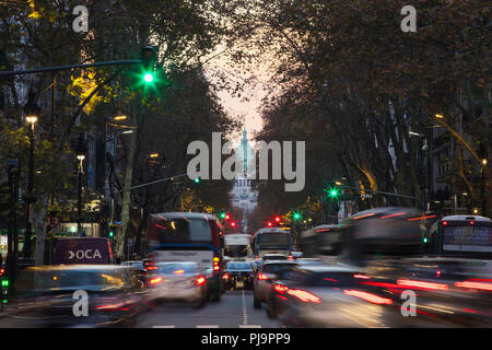 Ampel auf der "Avenida de Mayo" mit der "argentinischen National Congress" im Hintergrund. Buenos Aires, Argentinien. Stockfoto