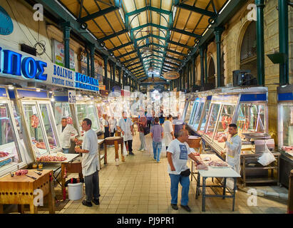 Athen, Griechenland - Juli 2, 2018. Metzger vor seinem Stände in Varvakios, zentrale Markt von Athen. Region Attika, Griechenland. Stockfoto