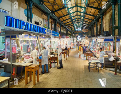 Athen, Griechenland - Juli 2, 2018. Metzger vor seinem Stände in Varvakios, zentrale Markt von Athen. Region Attika, Griechenland. Stockfoto