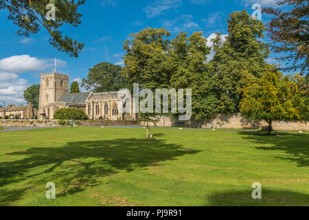 Die Pfarrkirche St., Romald Romaldkirk, Teesdale, UK und Teil des Dorfes, grün Stockfoto