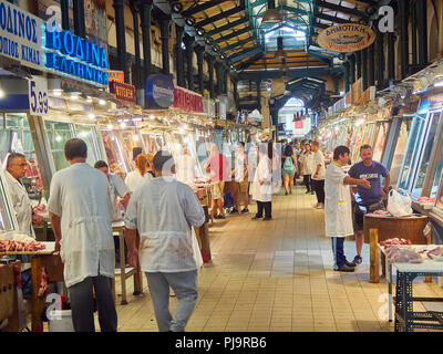 Athen, Griechenland - Juli 2, 2018. Metzger vor seinem Stände in Varvakios, zentrale Markt von Athen. Region Attika, Griechenland. Stockfoto