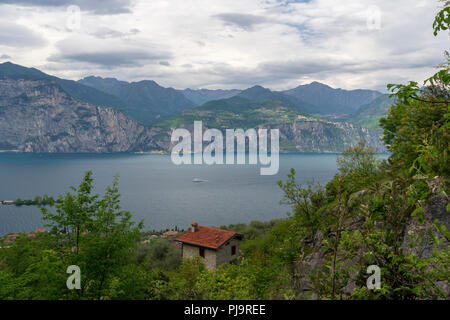 Blick über den Gardasee vom oberen Teil des Dorfes Assenza di Brenzone an der Ostseite des Gardasees, Bild aus Italien. Stockfoto