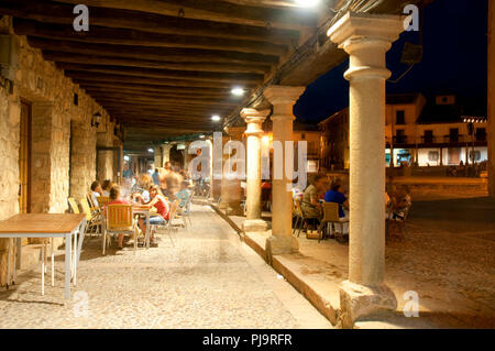Hauptplatz in der Nacht. Riaza, Segovia Provinz Castilla Leon, Spanien. Stockfoto