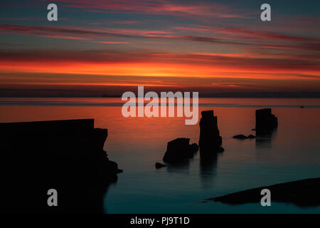 Bunte sunrise des gebrochenen Damm bei Seafield, Kirkcaldy Fife Schottland Stockfoto