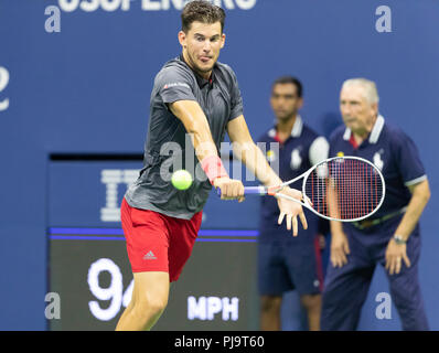 New York, Vereinigte Staaten. 04 Sep, 2018. Dominic Thiem von Österreich Versandkosten Kugel während der US Open Viertelfinale 2018 gegen Rafael Nadal aus Spanien an USTA Billie Jean King National Tennis Center Credit: Lev Radin/Pacific Press/Alamy leben Nachrichten Stockfoto