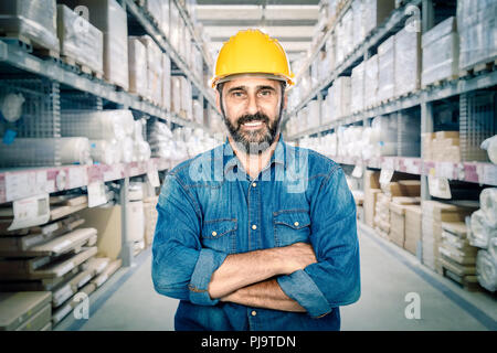 Portrait des Arbeitnehmers verschränkte Arme im Lager Stockfoto