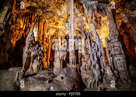 In der Nähe von grossen Dropstones. Im Inneren der Höhle Szene Stockfoto