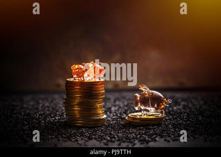 Golden bitcoins liegen in einem Haufen mit kleine Schweinchen auf dunklem Hintergrund Stockfoto