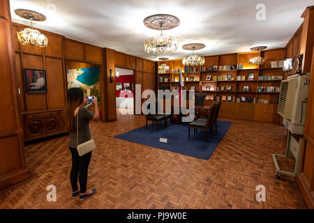 Ilocos Norte, Philippinen: Aug 24, 2018 Touristen fotografieren in die Presidential office im Marcos Mansion Stockfoto