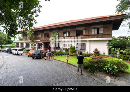 Ilocos Norte, Philippinen: Aug 24, 2018 Touristen der Marcos mansion eingeben Stockfoto