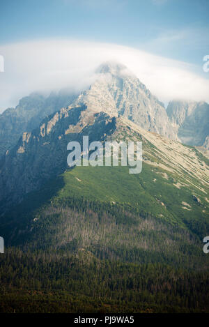 Blick auf die Lomnitzer Spitze Stit in Wolken in Hohe Tatra, Slowakei abgedeckt Stockfoto