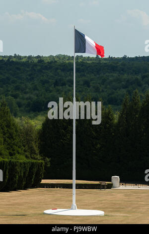 Friedhof außerhalb des Beinhaus von Douaumont in der Nähe von Verdun, Frankreich. Denkmal für die Soldaten, die auf dem Schlachtfeld während der Schlacht von Verdun starben im Worl Stockfoto