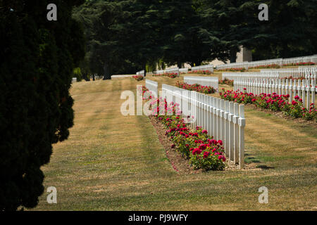 Friedhof außerhalb des Beinhaus von Douaumont in der Nähe von Verdun, Frankreich. Denkmal für die Soldaten, die auf dem Schlachtfeld während der Schlacht von Verdun starben im Worl Stockfoto